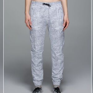 Lululemon Trainer Track pants in Dotty Dash 10 in EUC